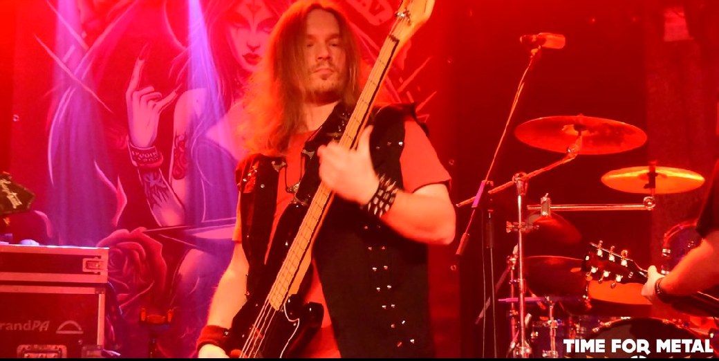 Christoph am Bass im roten Bühnenlicht