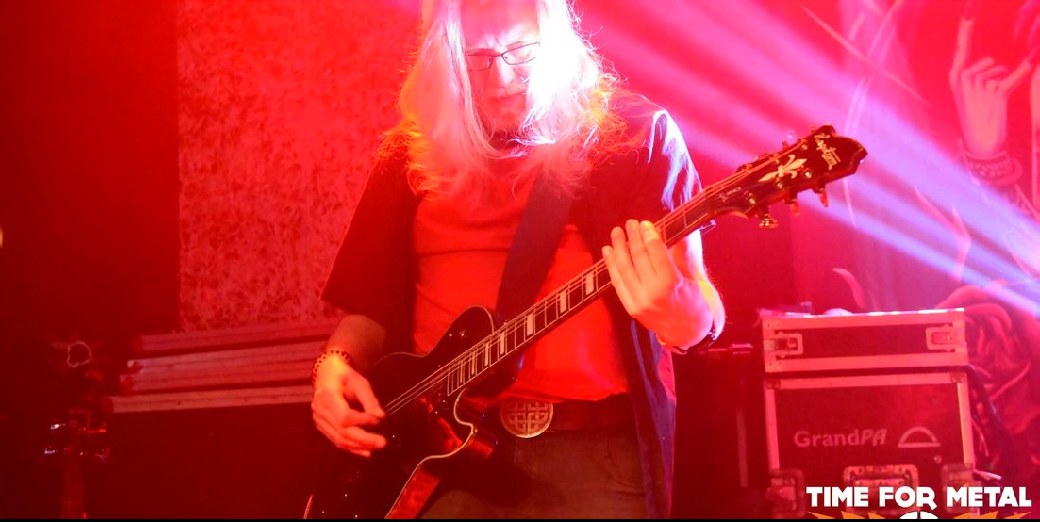 Holy an der Rhythmusgitarre auf der Bühne